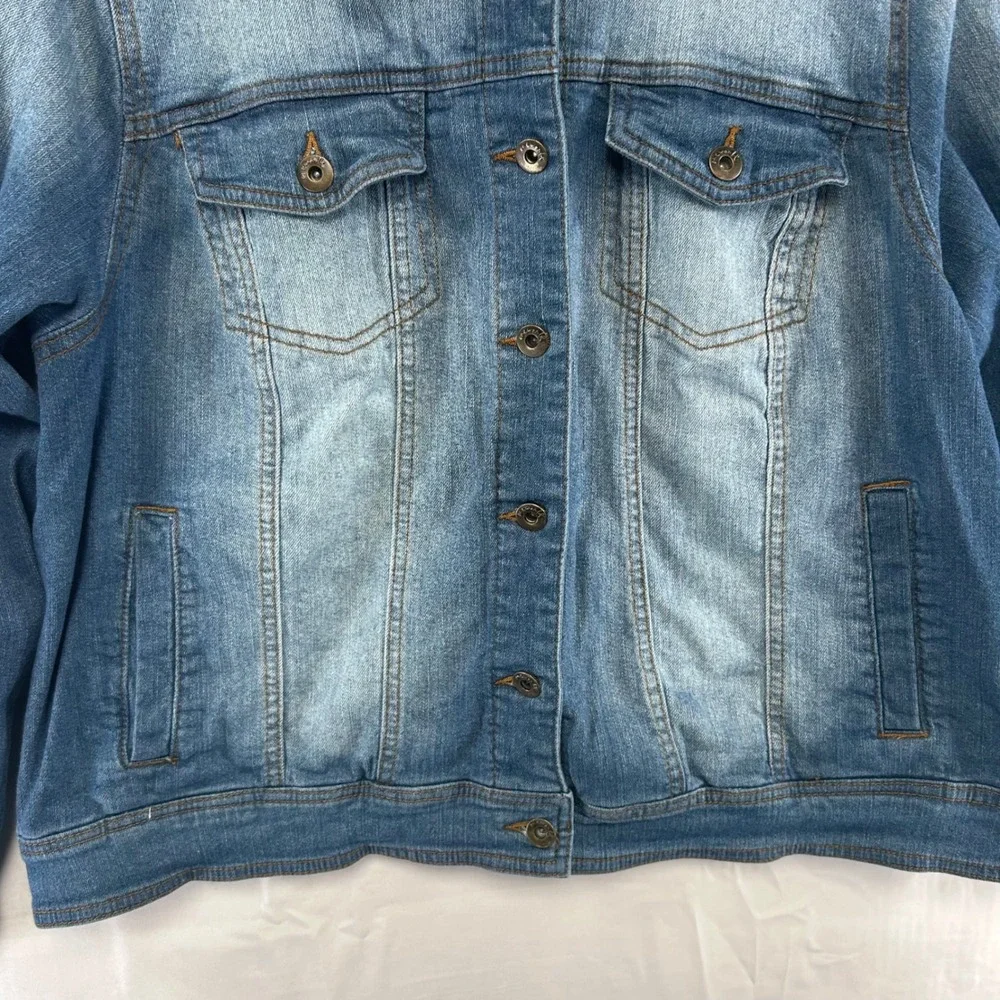 One World Denim Jacket Womens 1X Blue‎ Medium Wash Faded Button Front Trucker